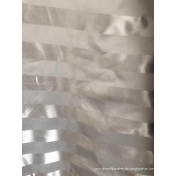Jacquard-Dobby-Stoff aus 100% Polyester mit Satinstreifen